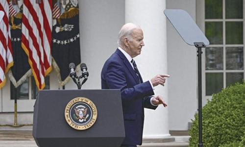 美對(duì)華加征關(guān)稅，多方批駁！美媒“民眾擔(dān)憂最終代價(jià)由美國(guó)消費(fèi)者承擔(dān)”（環(huán)球時(shí)報(bào)）