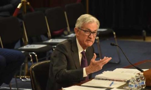 美聯(lián)儲主席鮑威爾出席國會聽證會 強調(diào)“不急于”降息（中新網(wǎng)）